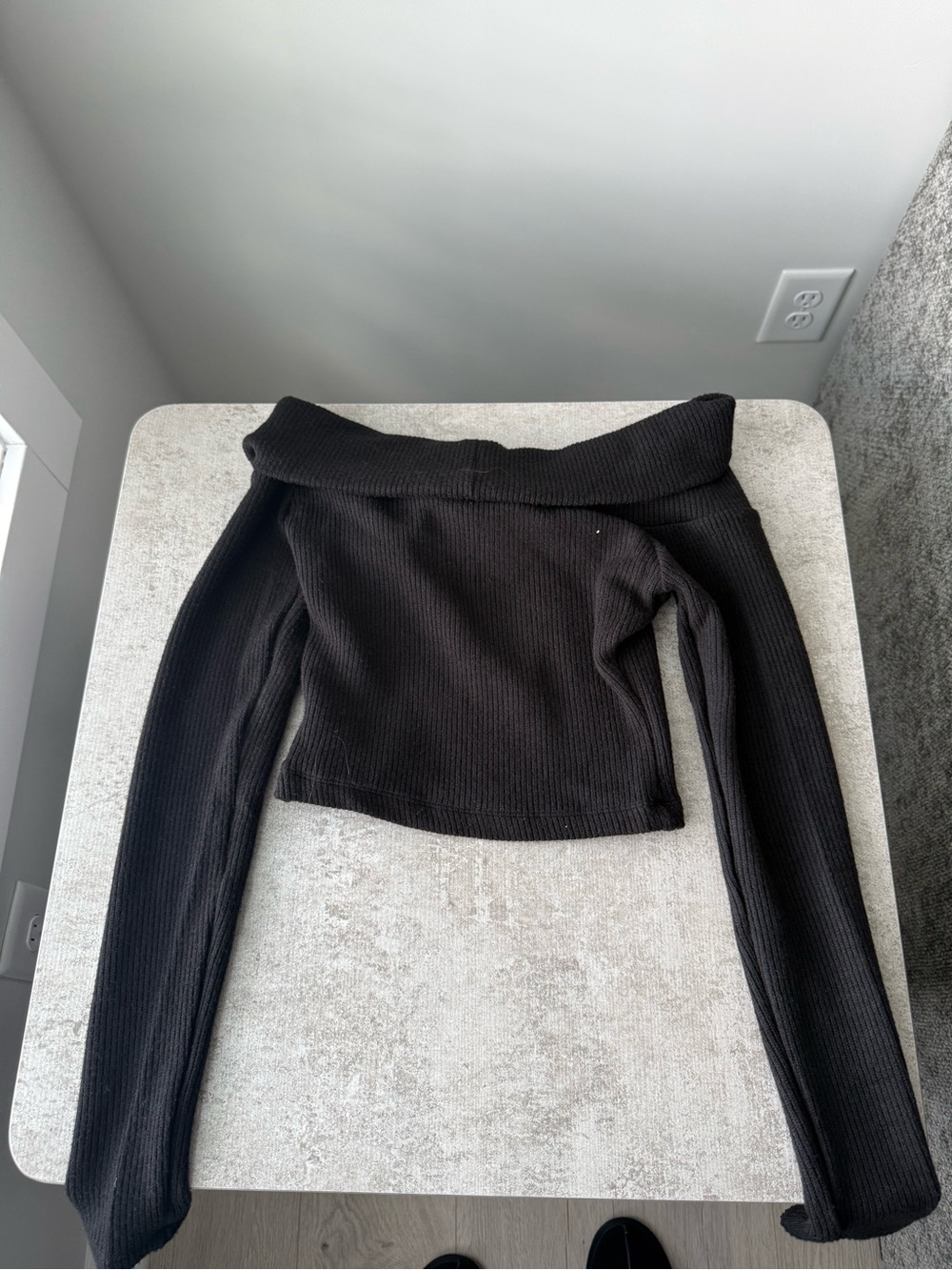 Off-Shoulder Black Ribbed Cropped Top with Front Keyhole - Picture 4 of 4